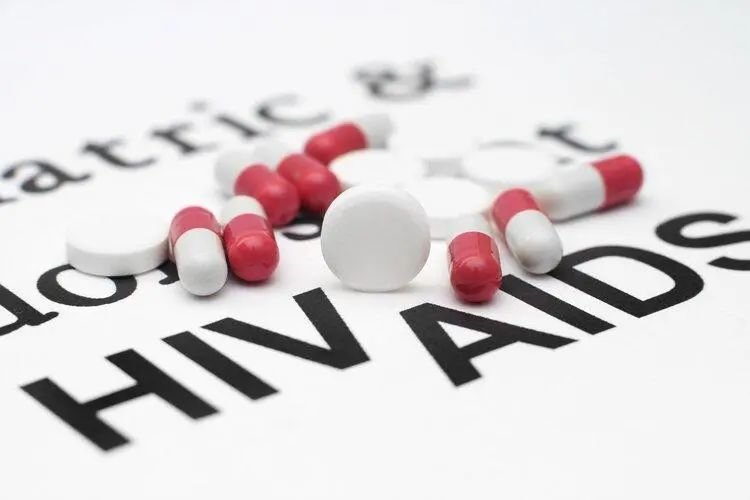 【双语】HIV感染者：服药后我的皮肤变得很差怎么办？  ئەيدىزدىن يۇقۇملانغۇچى: دورا ئىچكەندىن كېيىن تېرەم بەك ناچارلىشىپ كەتسە