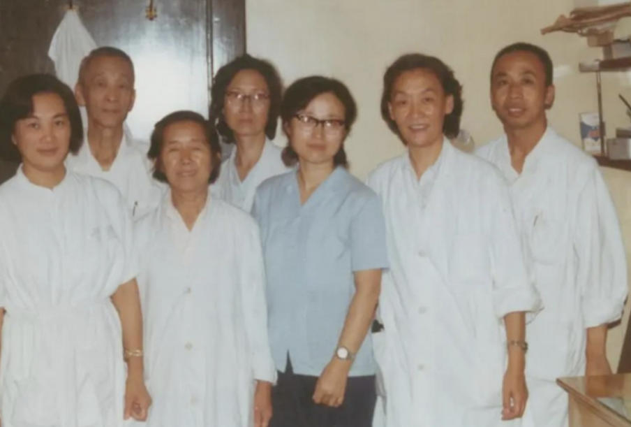 她确诊艾滋病三十二年，两代中国医生的抗艾接力