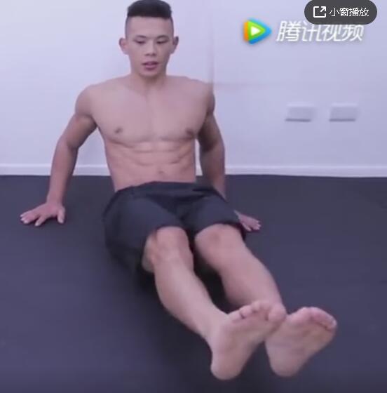 腹肌怎么练才对？小帅哥给你展示！